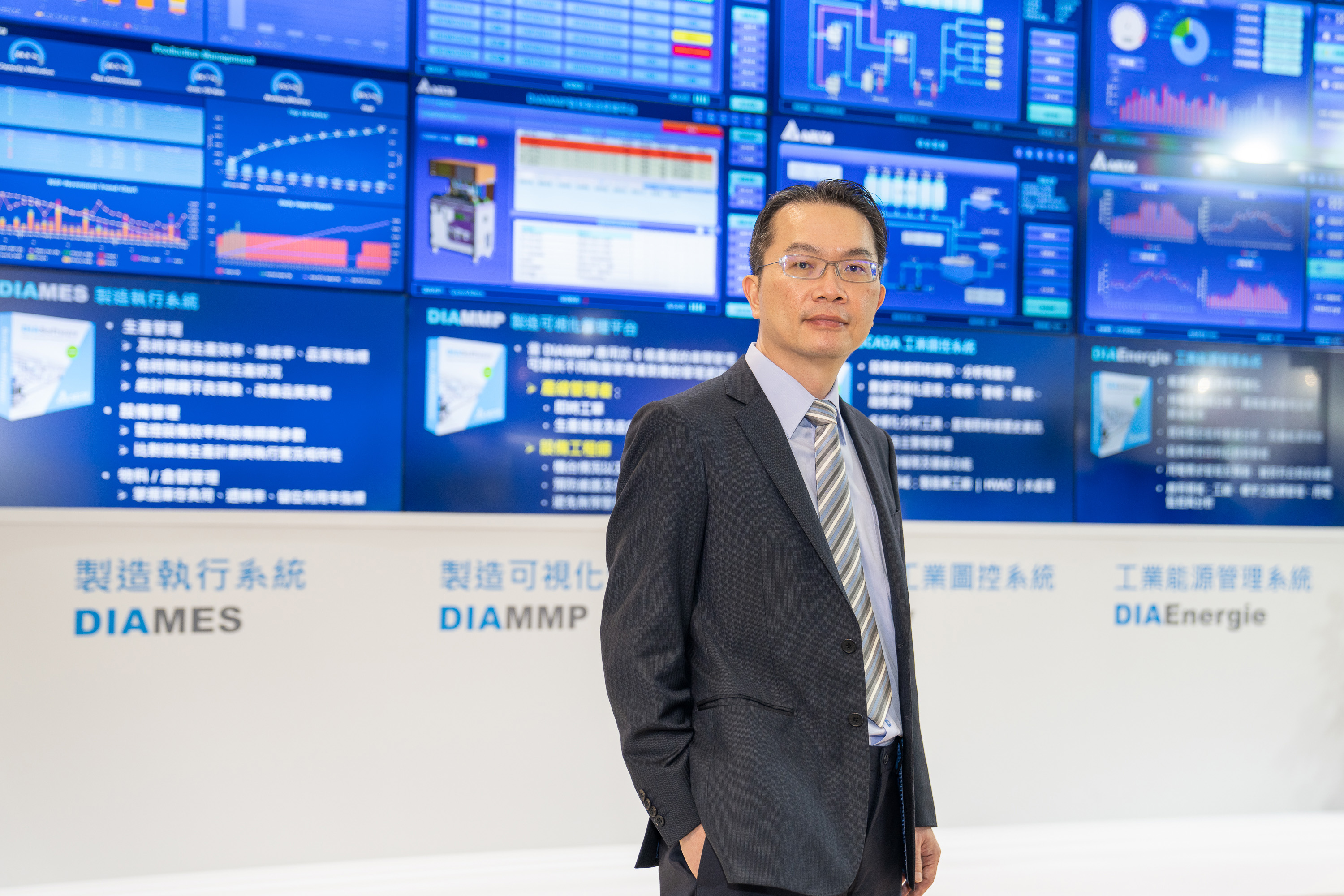 臺(tái)達(dá)機(jī)電事業(yè)群劉佳容總經(jīng)理于臺(tái)北國(guó)際自動(dòng)化工業(yè)大展說(shuō)明臺(tái)達(dá)整合云端物聯(lián)、智能設(shè)備、自動(dòng)化軟硬件所開(kāi)發(fā)的智能制造解決方案